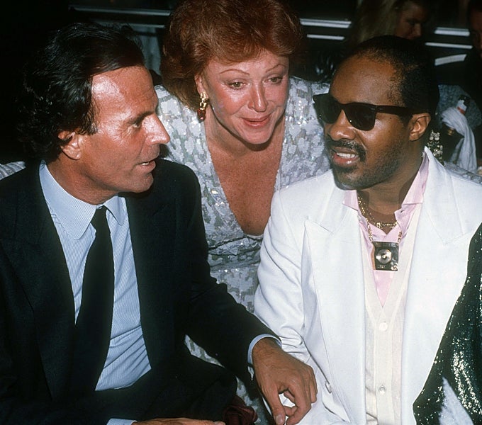 Régine Zylberberg con Julio Iglesias y Steve Wonder
