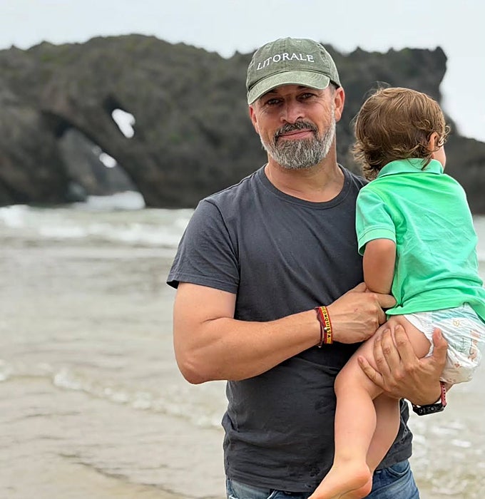 El líder de Vox, Santiago Abascal, junto a su hijo pequeño disfrutando de unas vacaciones en Asturias.