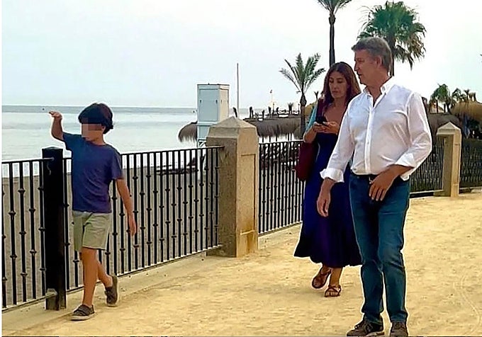 Alberto Núñez Feijóo junto a su mujer y su hijo en Marbella en 2025