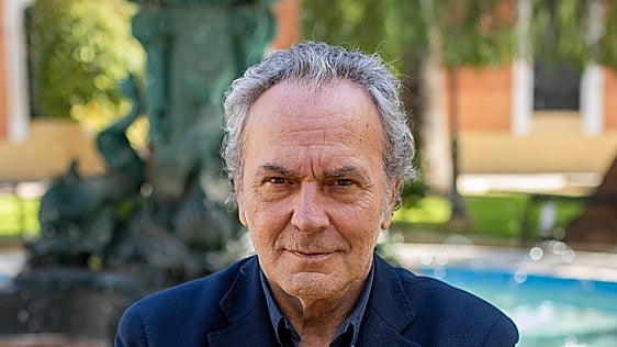 José Coronado, 68 años, sobre su pasado como camarero: «Estaba sobrepasado por la esclavitud de la hostelería. Fue duro porque me pilló en los años de la Movida»