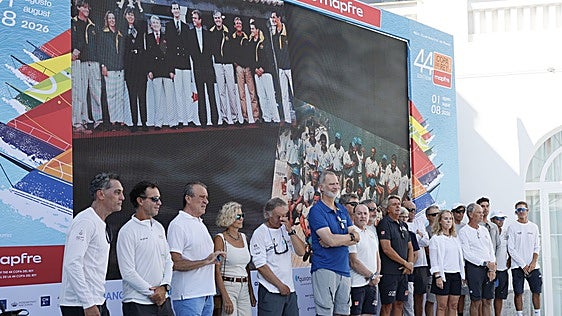 Felipe VI inaugura la Copa del Rey Mapfre con un recuerdo a dos amigos de regatas fallecidos
