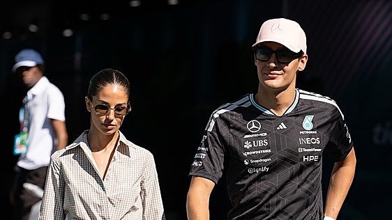 La pedida del piloto George Russell a su novia española: frente al mar y con un diamante raro de casi 1 millón de euros