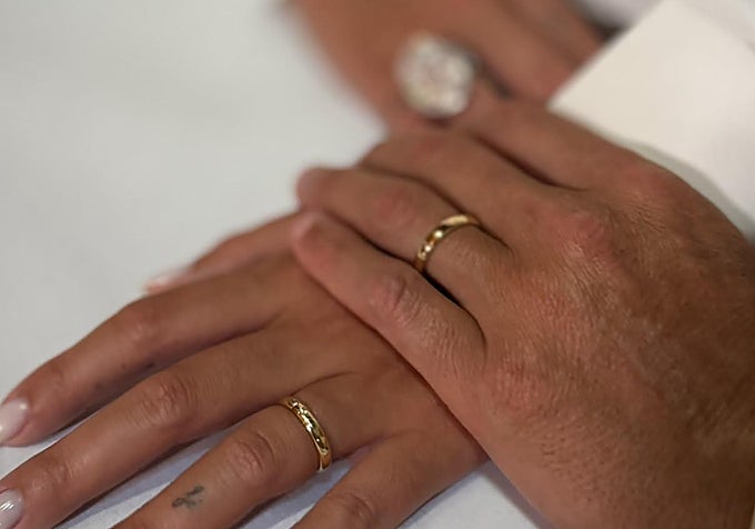 Cristiano y Georgina luciendo sus anillos de boda.