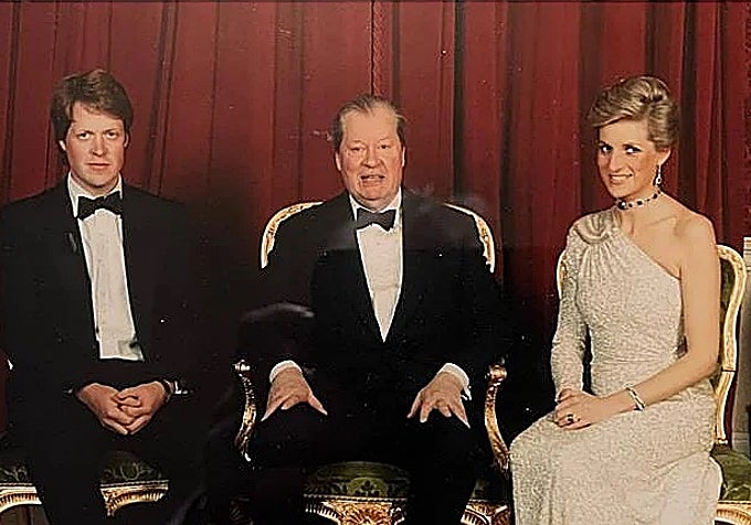 Charles Spencer junto a su padre y su hermana, Diana de Gales