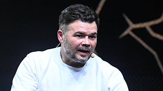 Gabriel Rufián, sobre su infancia: «Con ocho años me sabía antes los nombres de los ministros que lo que pasaba en LaLiga. Mis amigos se descojonaban de mí»