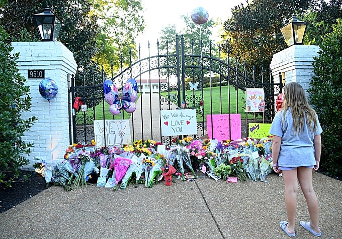Los fans despiden a Dolly Parton a la entrada de su mansión.