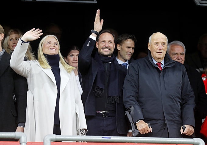 Mette-Marit y Haakon de Noruega junto al Rey Harald V.