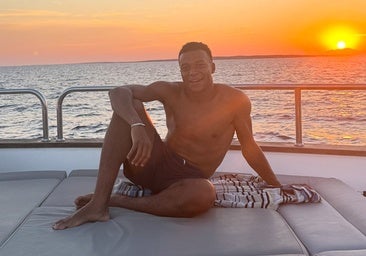 Así han sido las vacaciones de Mbappé y Ester Expósito: Cerdeña, un exclusivo yate valorado en 77.000 euros y románticos días en Ibiza