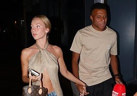 Paseo y cena romántica por Madrid: Ester Expósito y Kylian Mbappé abandonan la discreción y se dejan ver en la capital
