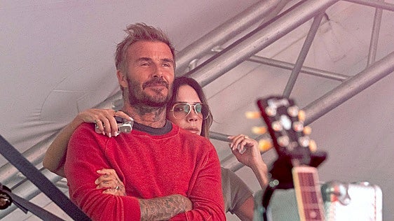 Cruz Beckham debuta en Reading con David y Victoria presentes mientras Brooklyn comparte una imagen con Nicola en la cama