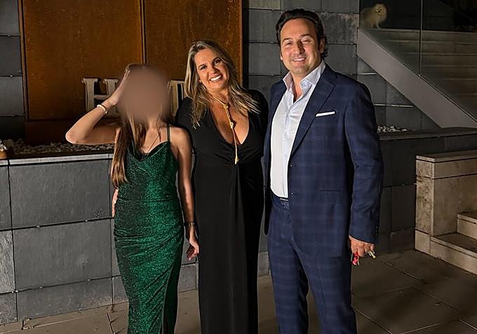 Iker Jiménez, junto a su mujer y su hija.