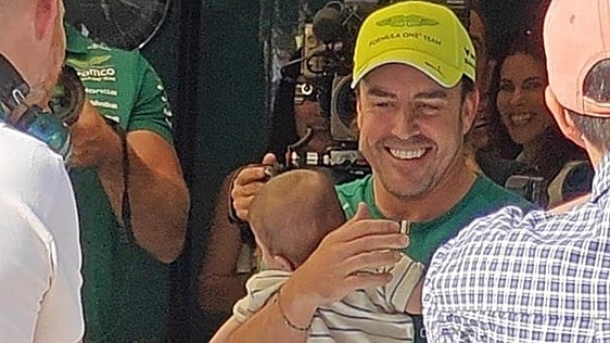 Fernando Alonso, sobre la crianza de su hijo: «Cuando tenga siete u ocho años, pondré delante de él una raqueta de tenis y una pelota de baloncesto, quizá incluso un kart, y entre todos decidiremos»