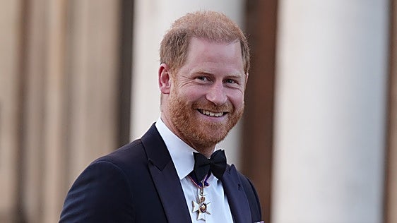 El Príncipe Harry reaparece por primera vez en público desde su regreso a Reino Unido: «Feliz» después de unas «semanas intensas»