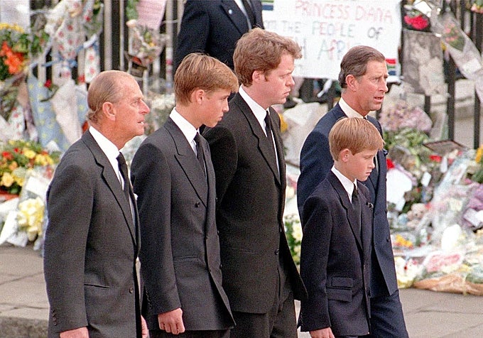 Felipe de Edimburgo junto a su hijo, Carlos, sus nietos, Guillermo y Harry y Charles Spencer, tras el féretro de Diana de Gales en su funeral