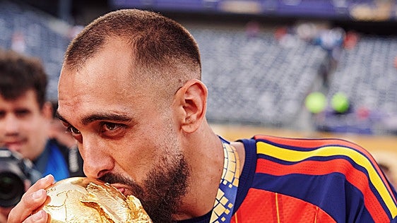 Borja Iglesias pone en Wallapop su camiseta de celebración del Mundial y otros objetos muy personales