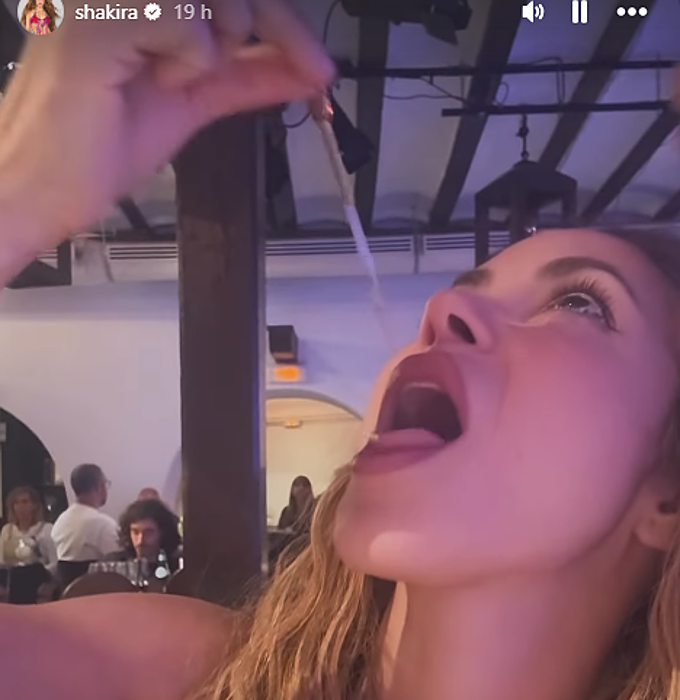 Shakira prueba un vino de 200 años de antigüedad en el Corral de la Morería.