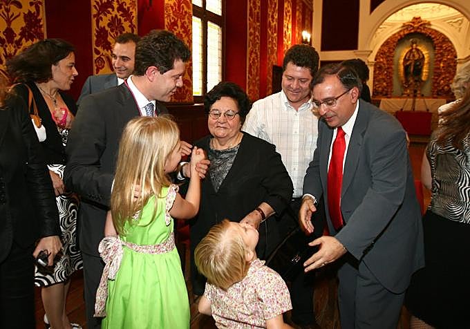 Emiliano García-Page junto a su madre y sus hijos