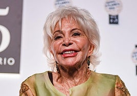 Isabel Allende, 84 años, sobre su infancia: «Crecí aterrada de que mi mamá se fuera a morir porque mi padre abandonó la familia. Solo la tenía a ella y estaba enferma»