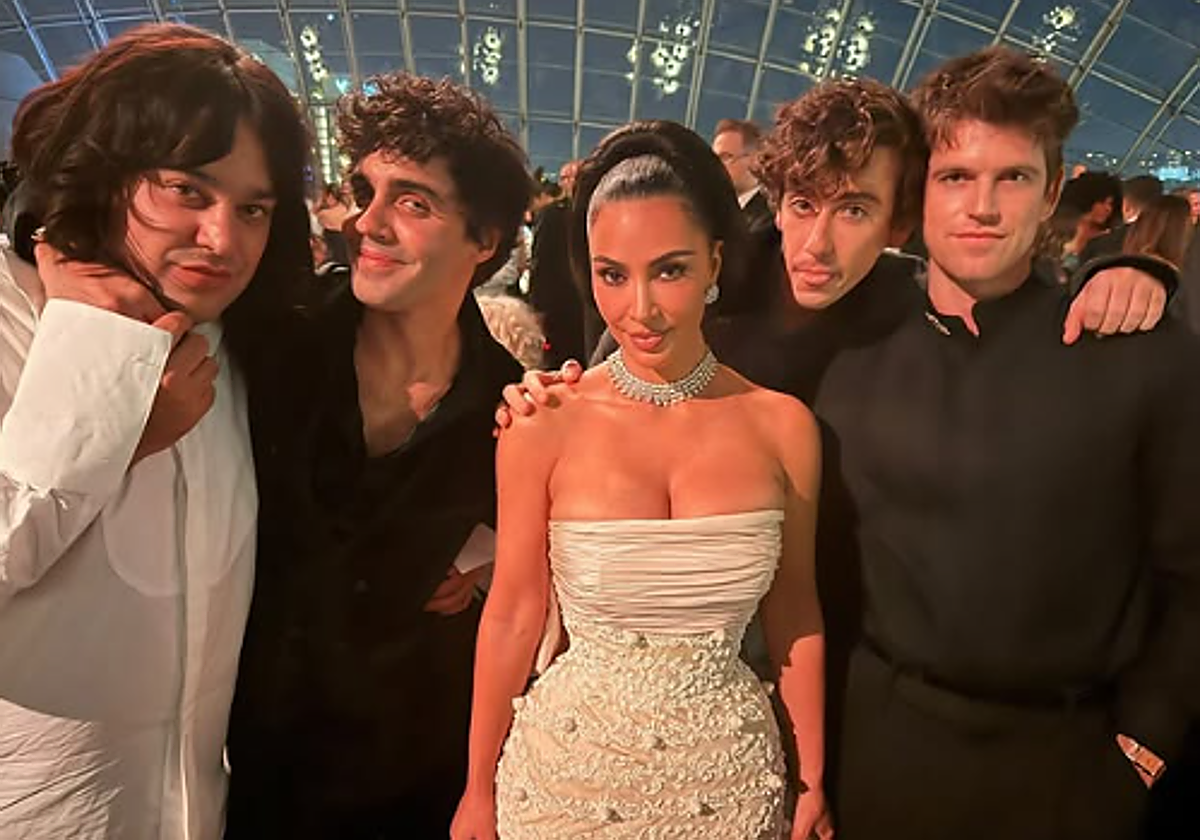 Los Javis y el elenco de ‘La bola negra’ conquistan Hollywood: de su foto con Pamela Anderson a bailar las canciones de Taylor Swift