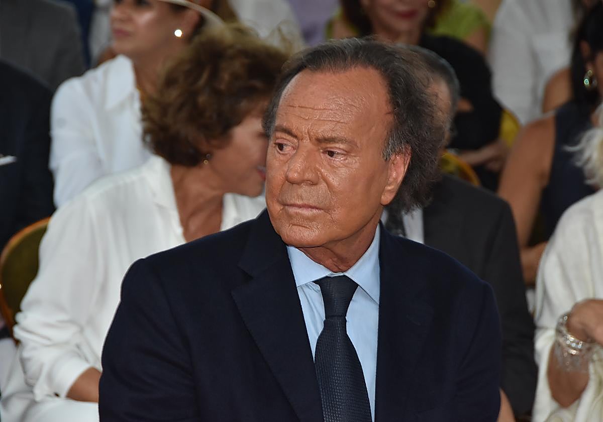 Julio Iglesias se apunta dos victorias judiciales: admiten a trámite sus procesos contra Yolanda Díaz y los periodistas que le acusan