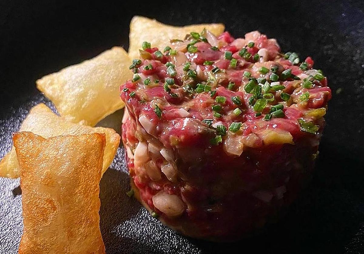 Steak Tartare con patatas soufflé del restaurante La Veranda, del hotel Anantara Villa Padierna Palace