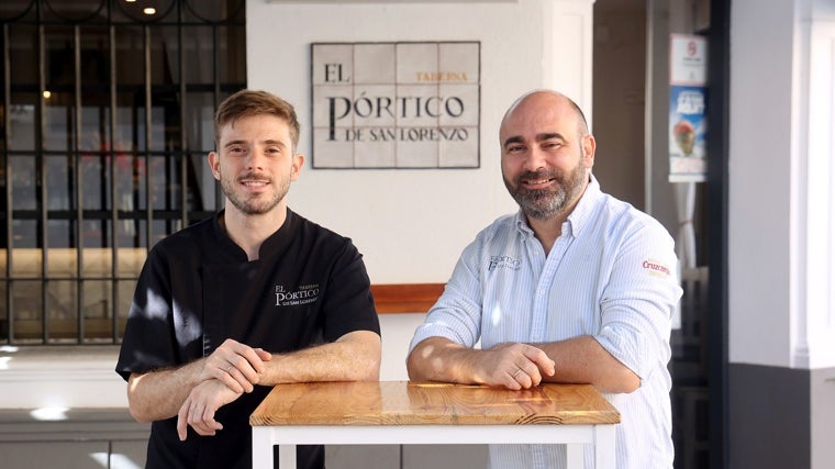 El responsable de la cocina y el de sala, en la terraza de la taberna