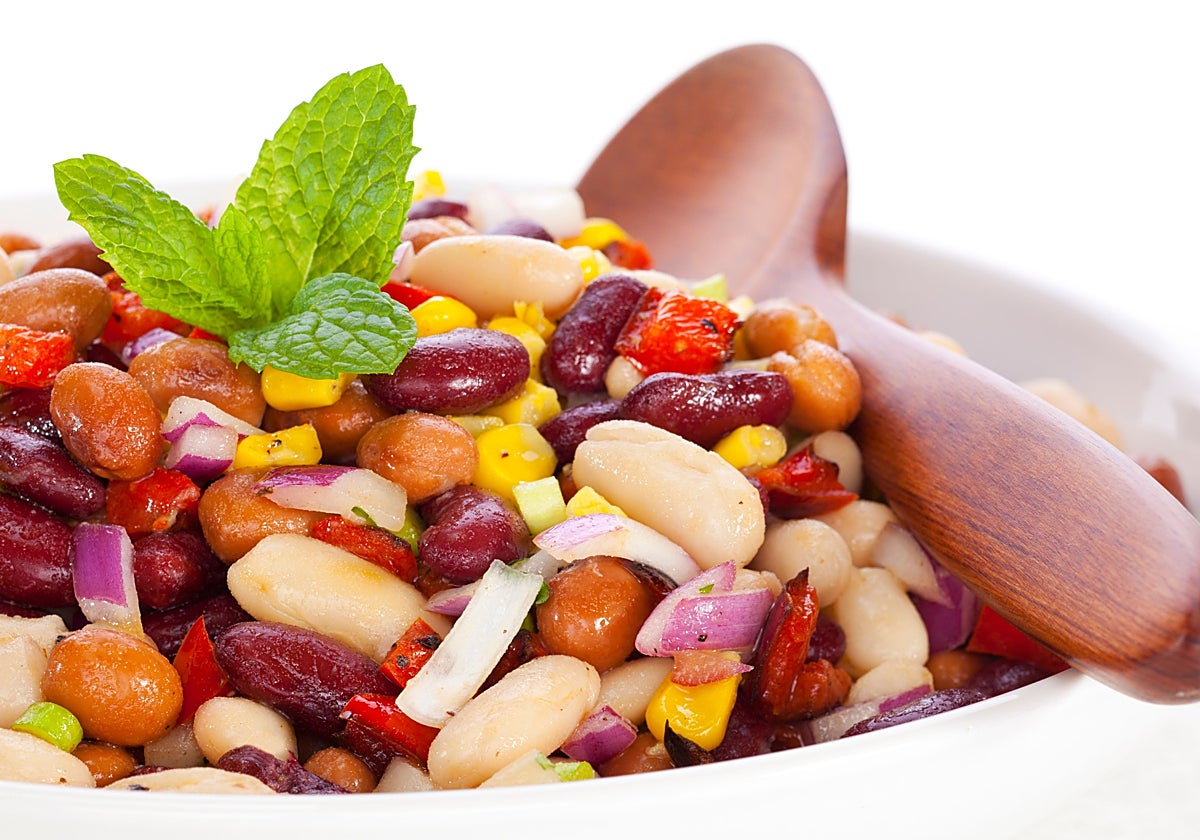 Ensalada mexicana de frijoles, pimientos y queso