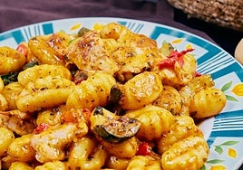 Gnocchi con pisto de verduras y pollo desmenuzado