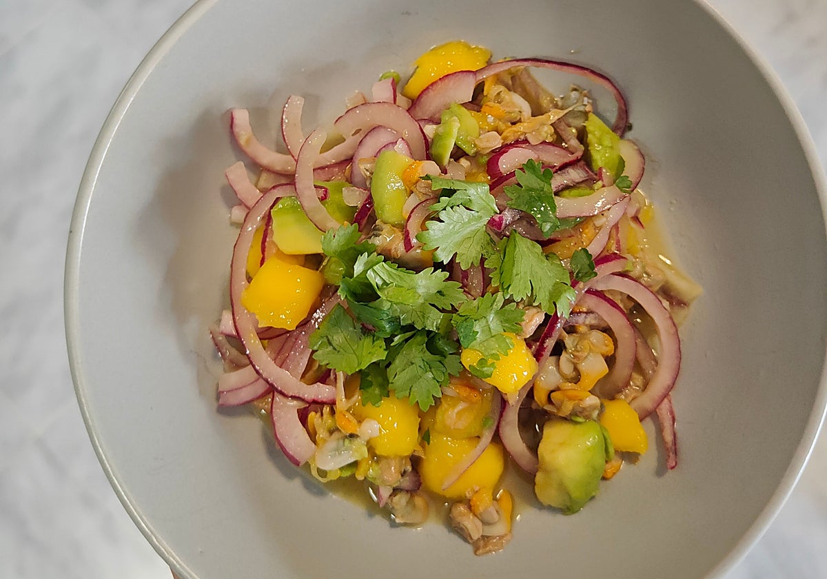 «Ceviche» de berberechos y boniato con sándwich vegetal (relleno huevos)