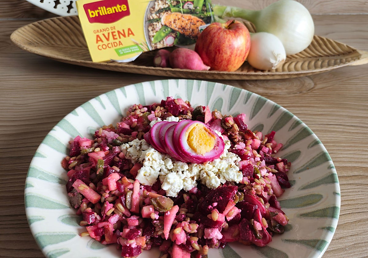 Ensalada de remolacha, manzana, copos de avena y pepinillos