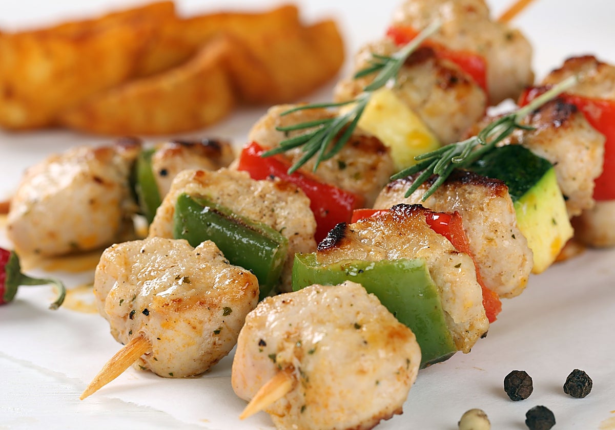 Brochetas de pavo con salsa yogurt y boniato