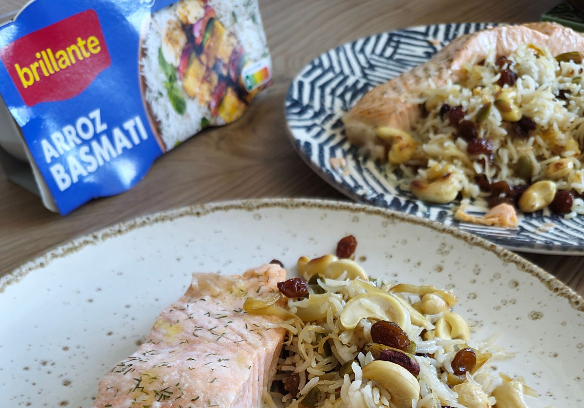 Vasito de arroz basmati Brillante con cebolla caramelizada, frutos secos y salmón