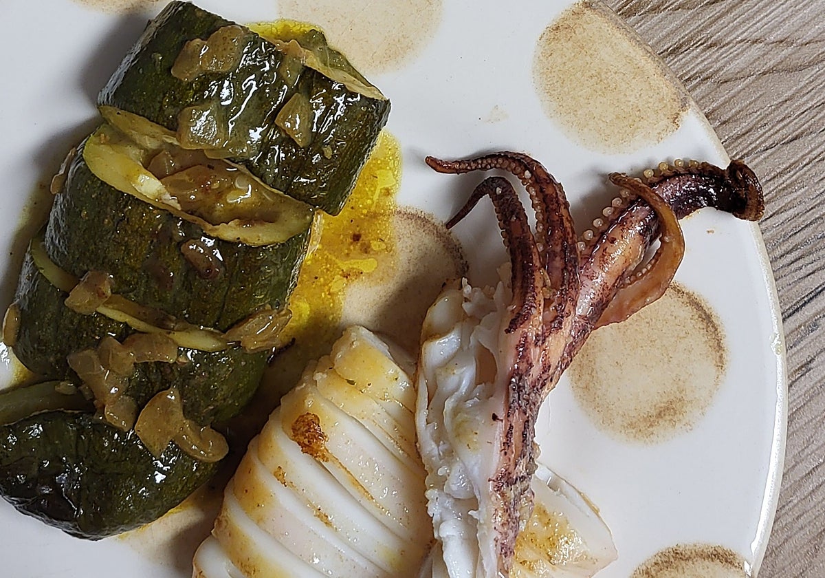 Choco a la plancha con calabacín asado con salsa de curry