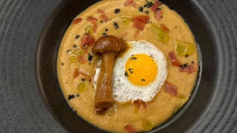 Crema de boletus con jamón ibérico y huevo de codorniz