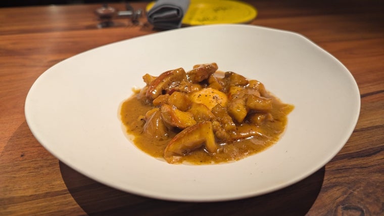 Setas con yema de huevo, oloroso y mantequilla