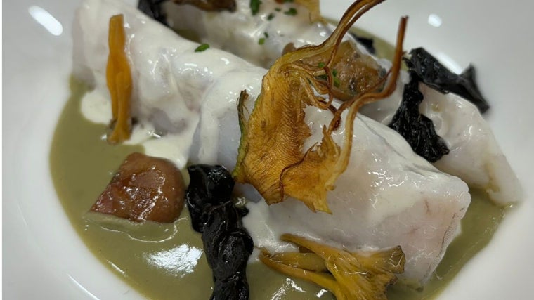 Angula de monte, níscalo y trompeta negra con merluza confitada con pilpil y crema de alcachofa