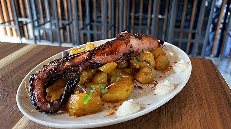 Barra Triana Pura, tapas actuales junto a Chapina