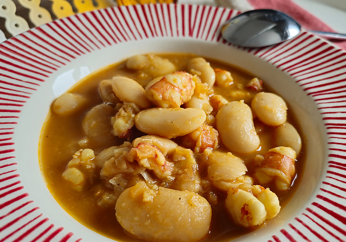 Fabes con gambones con guarnición de tomate aliñado