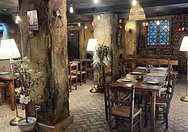 El bar Puerta del Perdón estrena sus cenas teatralizadas con un guiño a las leyendas de Sevilla