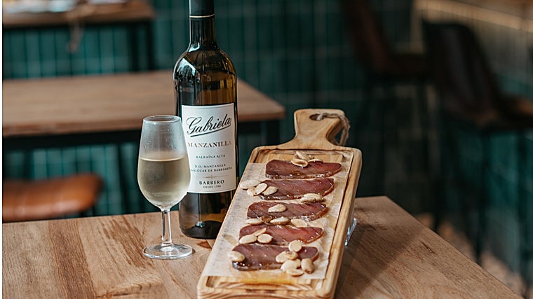 Mojama de de Isla Cristina con almendras, y manzanilla La Gabriela