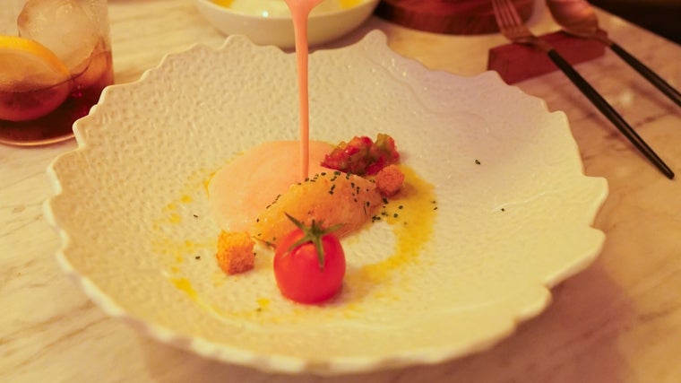 Crema de gazpacho con tartar de gamba blanca y su picada