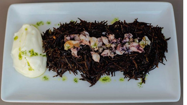 Fideos negros tostados con calamaritos de Málaga