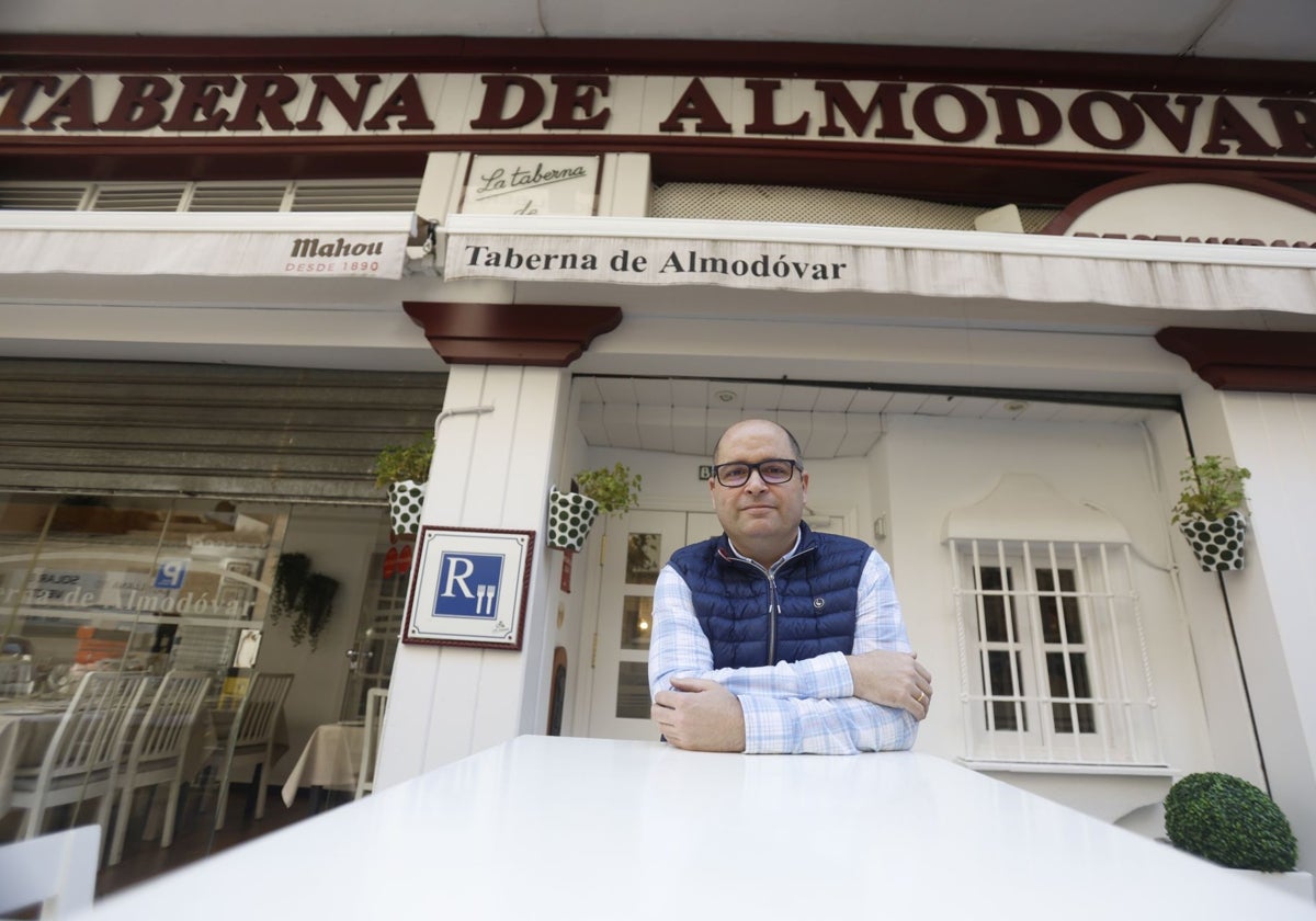 Ángel Sánchez, ante La Taberna de Almodóvar, de la que es gerente