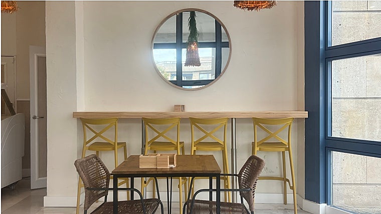 El local cuenta con diferentes espacios, como mesas bajas, altas, barritas con taburetes y una soleada terraza