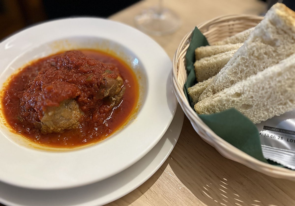 Plato de lomo a la cazadora con tomate de Los Palacios
