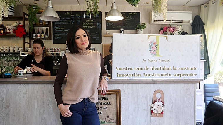 La dueña de La Tahona posa ante la barra