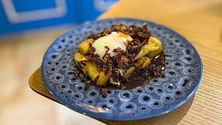 Puerros a baja temperatura, huevo poché y cecina