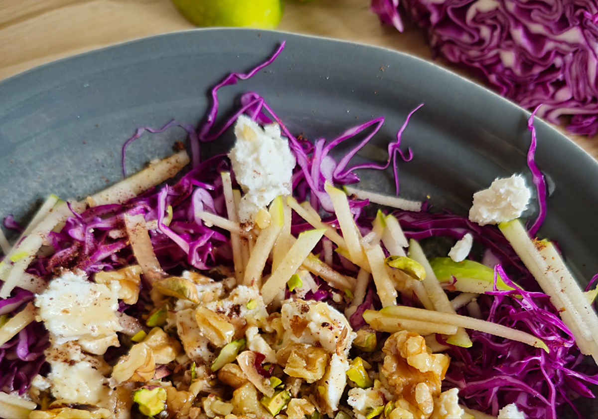 Ensalada de col lombarda con manzana, nueces y queso de cabra + lubina