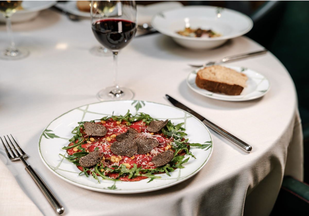 Carpaccio de solomillo de vaca simmental con queso de cabra malagueña y trufa negra