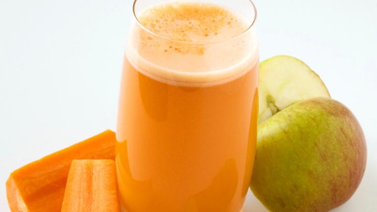 Zumo de manzana, piña y zanahoria